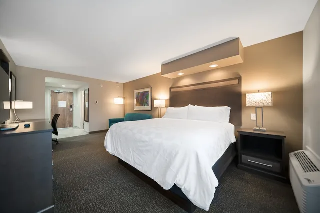 Room, King Bed, Sofa, Lobby Area، Holiday Inn Kearney 4/8