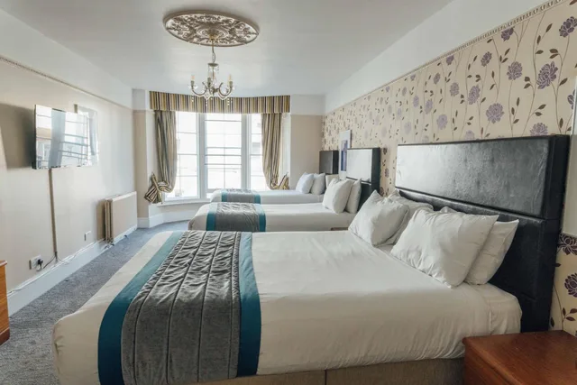غرفة عائلية بسرير كوين وسريرين منفصلين، Queens Hotel Brighton 1/5
