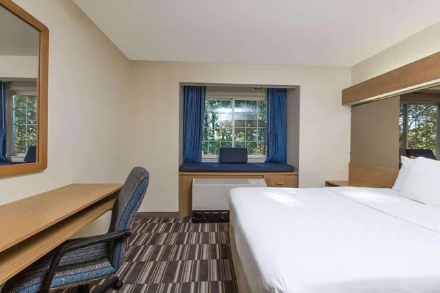 غرفة بسرير كوين، Baymont Inn & Suites by Wyndham Anchorage Airport 1/1