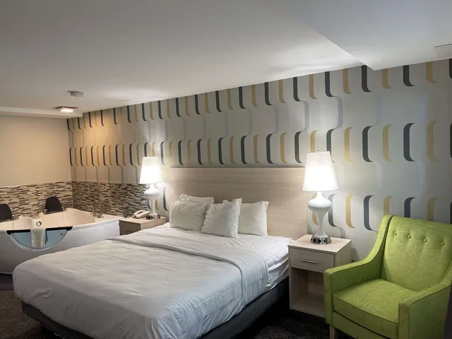 غرفة بسرير كينج بحوض جاكوزي، Woodwards White Mountain Resort, BW Signature Collection 2/3