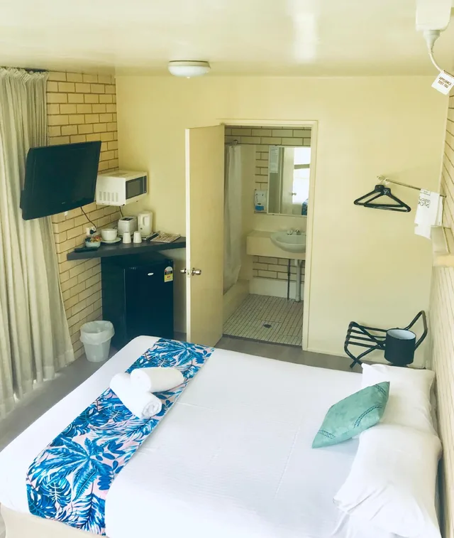 Room, Queen Bed, Pet Friendly, TROPICAL GATEWAY MOTOR INN 1/2