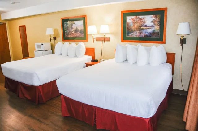 غرفة قياسية بسريرين كوين لذوي الإعاقة، Stony Plain Inn & Suites 2/8