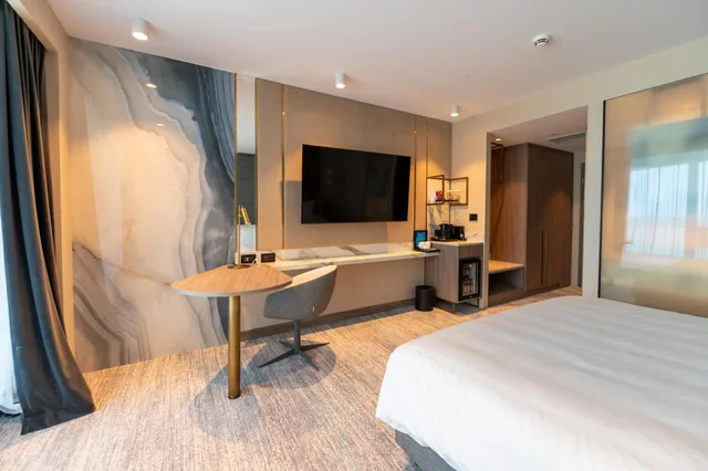 غرفة قياسية بسرير كينج بإطلالة على النهر بشرفة، Crowne Plaza Constanta Mamaia Beach 7/10