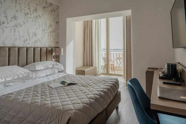 غرفة كلاسيكية بسرير كوين بإطلالة على البحيرة بشرفة، Du Lac Hotel 1/2