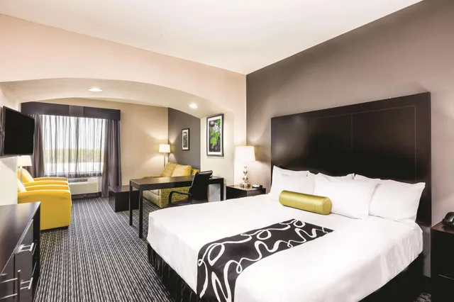 غرفة ديلوكس بسرير مزدوج لذوي الإعاقة، La Quinta Inn & Suites by Wyndham Rockport - Fulton 1/3