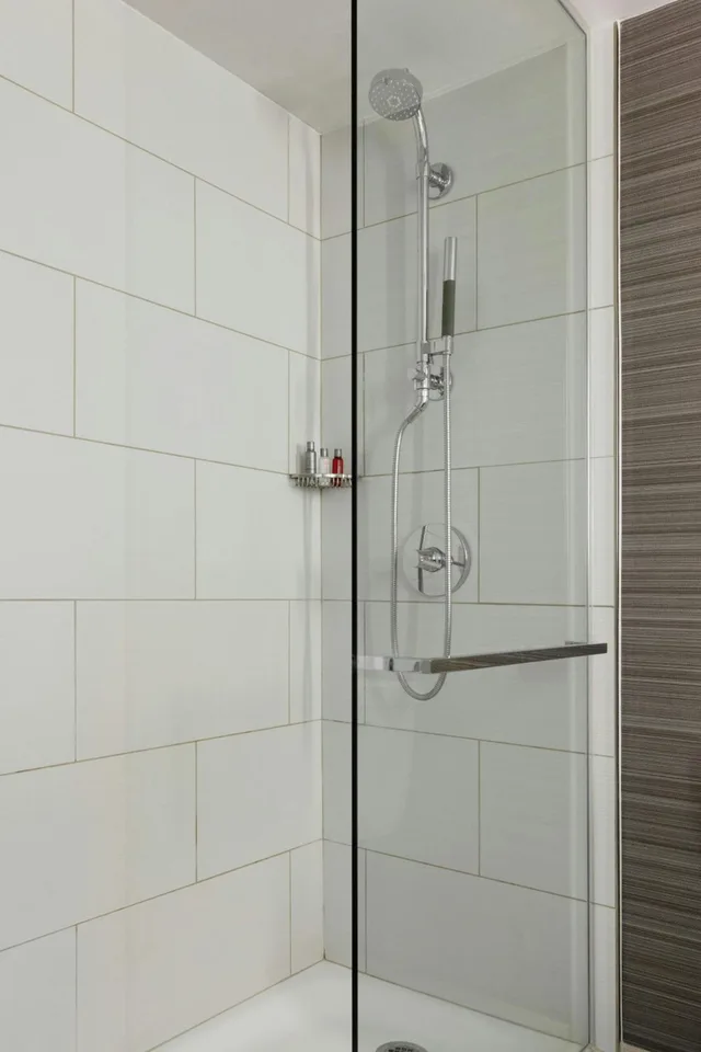 Room, King Bed, Living Area, Concierge، Newark Liberty International Airport Marriott 6/6