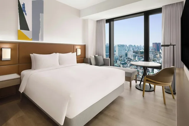 غرفة بسرير كوين بإطلالة على المدينة، AC Hotel by Marriott Seoul Gangnam 1/8