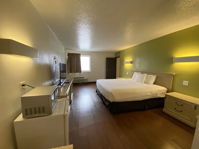 جناح شهر العسل بسرير كينج بجاكوزي، Travelodge Cleveland/Willoughby 2/7
