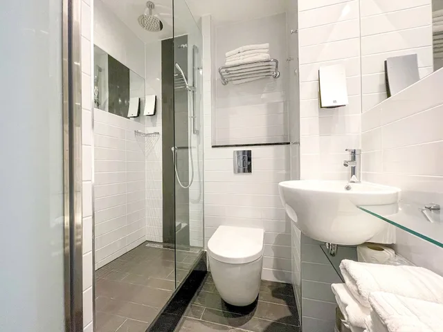 Standard, Double Bed, Four Points Flex by Sheraton Cardiff 3/6