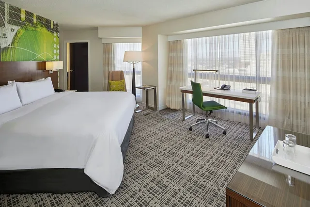 غرفة كلوب ركنية بسرير كينج لذوي الإعاقة، Renaissance Nashville Hotel 2/2