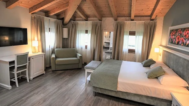 غرفة سوبيريور بسريرين منفصلين مع أريكة، Borgo Romantico Relais 2/3