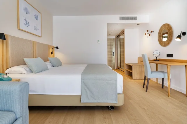 غرفة قياسية بإطلالة جزئية على البحر، Hotel Las Costas 1/9