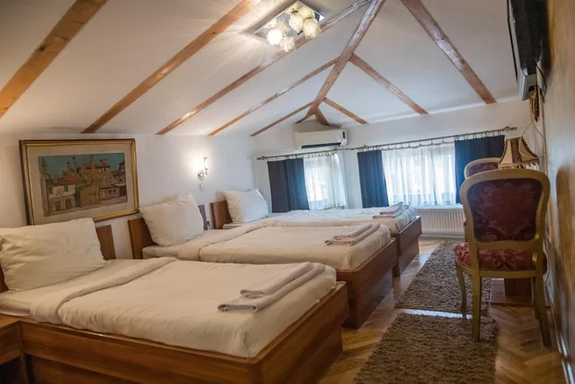 غرفة ثلاثية، Hotel Herc 2/9