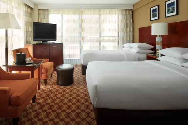 غرفة تنفيذية ركنية بسريرين مزدوجين بشرفة، Ottawa Marriott Hotel 2/4