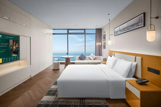 غرفة ديلوكس بسرير كينج بإطلالة على البحر، Grand Madison Qingdao Harbour view Central 1/1