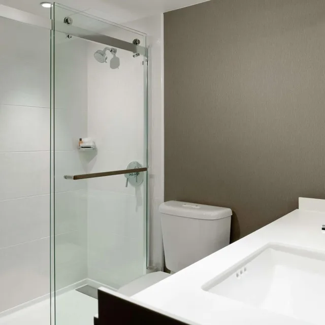 غرفة ديلوكس بسرير كينج وسريرين كينج، Hilton Woodland Hills Los Angeles 6/7