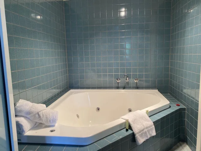 Upstairs, Suite, Queen Bed, Jetted Tub, The Hahndorf Old Mill Motel 2/3