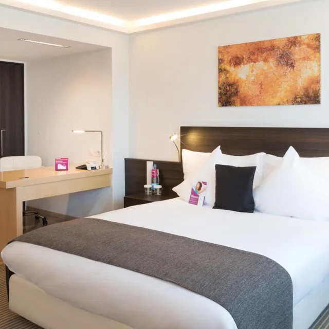 جناح جونيور بسرير كوين بمنطقة جلوس، Crowne Plaza Zurich 4/10