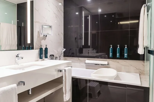 غرفة متصلة عائلية بسرير كينج، Hilton Tallinn Park 5/5