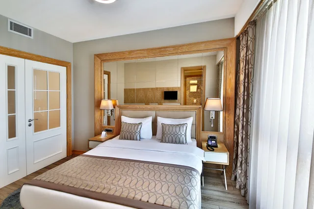 جناح كومفورت بسرير كوين بغرفة نوم واحدة مع أريكة، Bof Hotels Ceo Suites 4/10