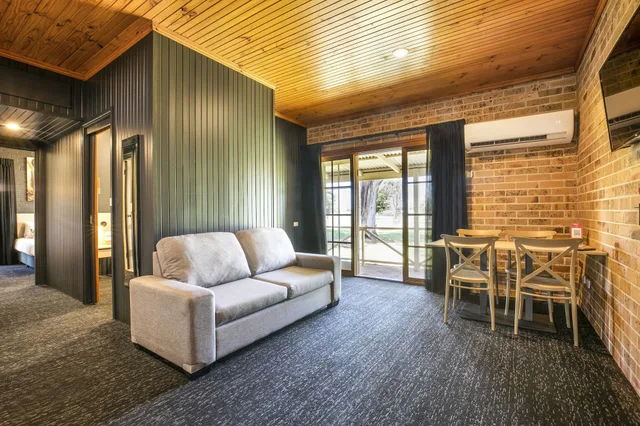 شقة بسرير كوين وسريرين منفصلين بغرفتي نوم مع أريكة، Macquarie Inn 8/10