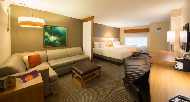 غرفة بسريرين كوين مع أريكة في طابق مرتفع، Hyatt Place Orlando/Lake Buena Vista 6/7