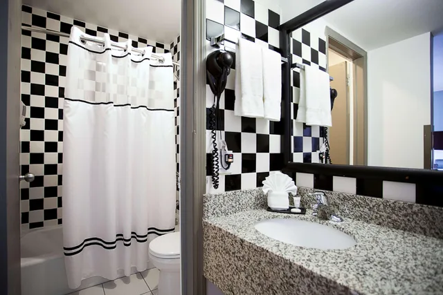 جناح بسرير كينج بغرفة نوم واحدة مع أريكة بمنطقة جلوس، Best Western River North Hotel 2/2