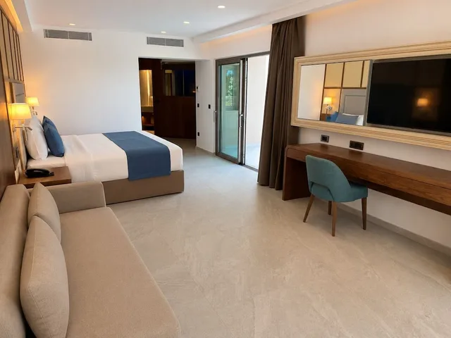 Open Plan, Luxury, Suite, King Bed, Sea Front, Shared Pool, 2 Sofa، Nana Royal Premium Resort & Spa 5/9