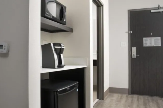 جناح بسرير كينج مع أريكة لذوي الإعاقة، HOLIDAY INN EXPRESS & SUITES NORTH BRUNSWICK 3/3