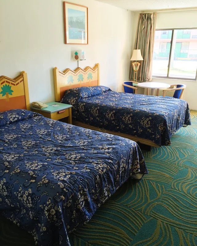 غرفة قياسية بسريرين مزدوجين، Ambassador Inn 1/2
