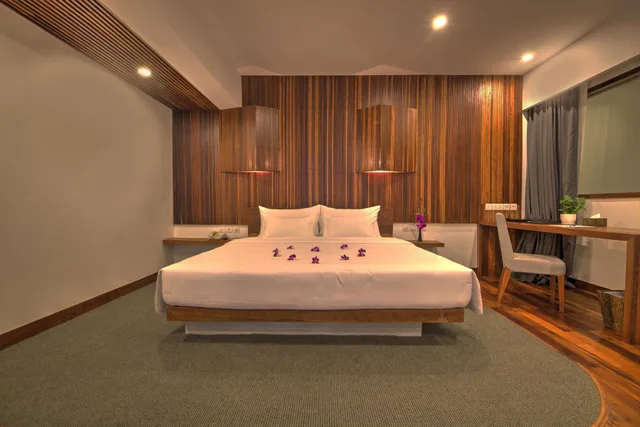 جناح بسرير كينج بإطلالة على المسبح مع أريكة، Hotel Somadevi Boutique 2/2