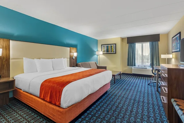 غرفة قياسية بسرير كينج مع أريكة، Best Western Plus North Shore Hotel 1/4