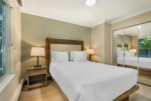 جناح، Best Western Plus Burnaby Hotel 1/4