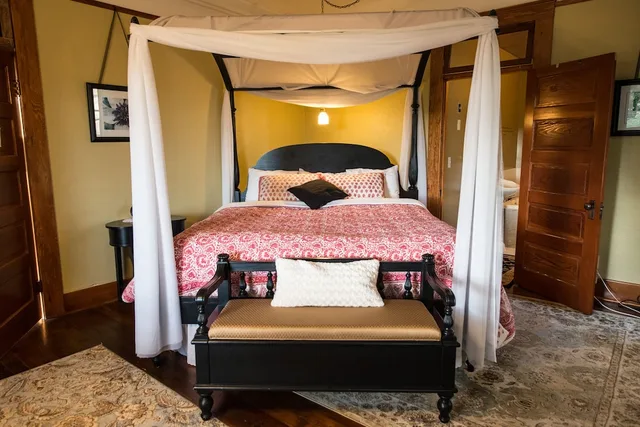 جناح بسرير كينج بحوض جاكوزي، Balch Hotel 1/1