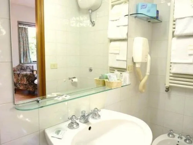 غرفة عائلية ثلاثية، Classic Hotel 1/2