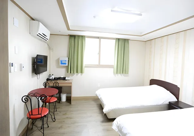 غرفة عائلية بسريرين منفصلين وسرير مزدوج وسرير فردي، Olle Tourist Hotel 2/3