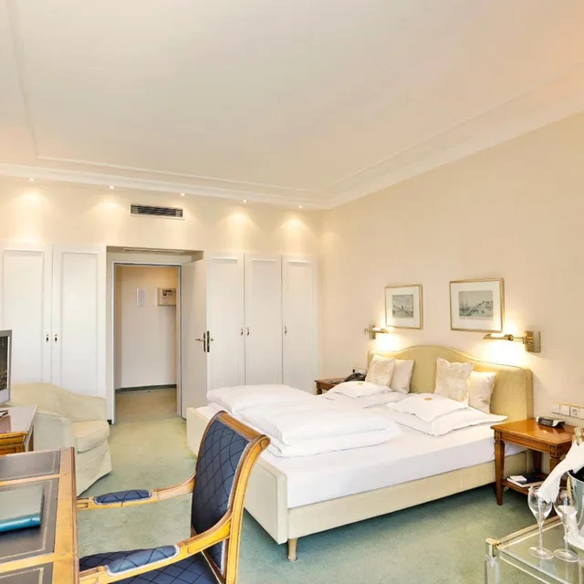 غرفة بسرير مزدوج بإطلالة على البحيرة، Bayerischer Hof 2/5