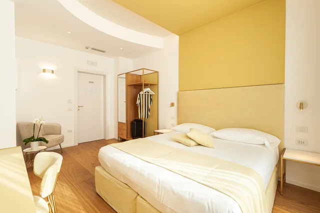 غرفة ديلوكس بسرير مزدوج أو سريرين منفصلين بإطلالة جزئية على البحر، Hotel Aristeo 2/7