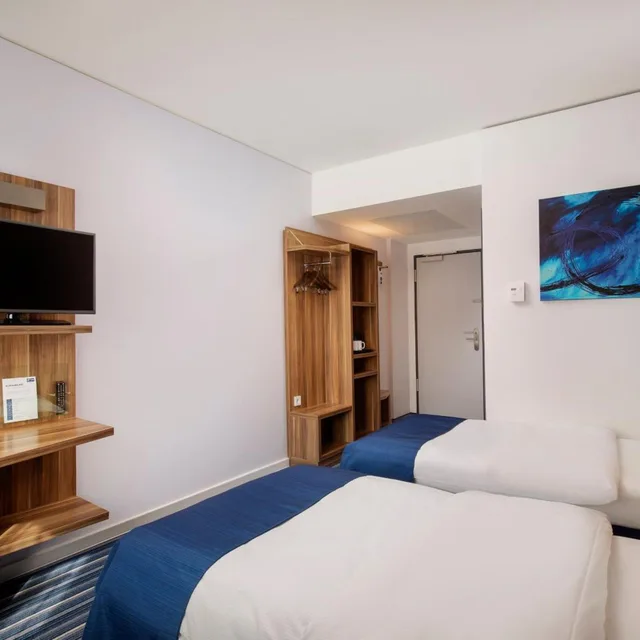 غرفة بسرير مزدوج بإطلالة على الفناء، HOLIDAY INN EXPRESS BREMEN AIRPORT 2/10