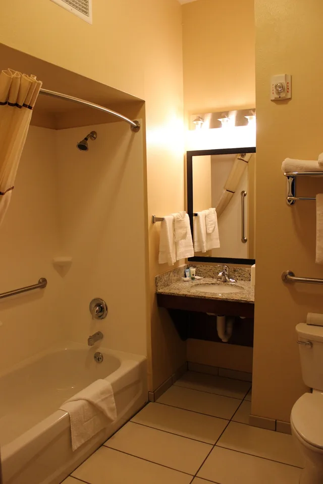 جناح بسرير كينج مع أريكة، MainStay Suites Grand Island 2/3