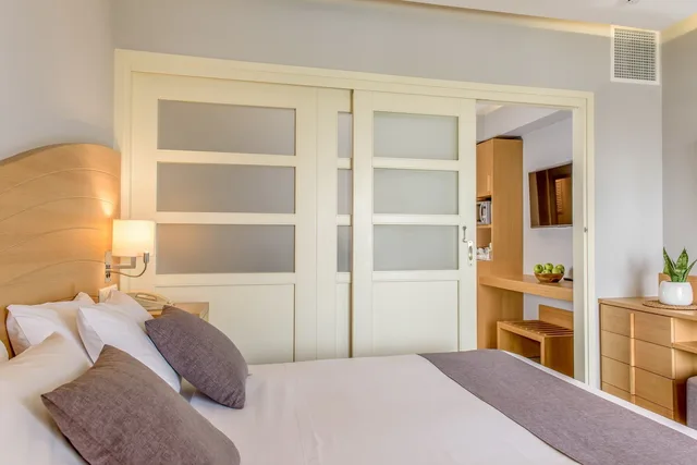 غرفة عائلية بسرير كينج وسريرين منفصلين بإطلالة على الحديقة، Lyttos Beach Hotel 2/5