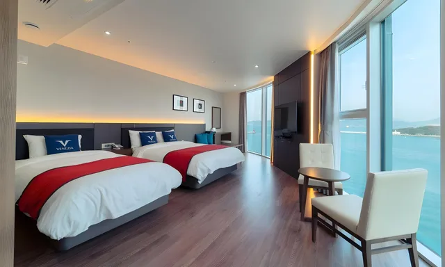 غرفة ديلوكس ركنية بإطلالة على البحر، Yeosu Venezia Hotel & Suites 1/1
