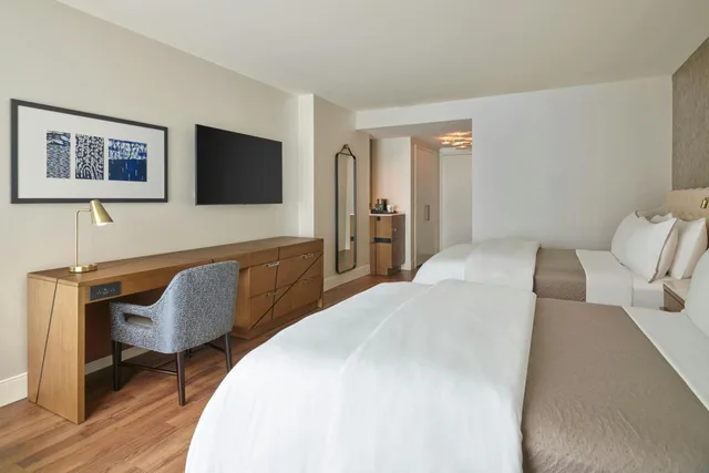 غرفة كبيرة بسريرين كوين بحوض استحمام لذوي الإعاقة، The Westin Austin Downtown 5/10