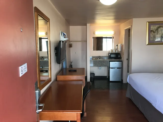 Room, 2 Double Beds, Americas Best Value Inn Eugene 4/6