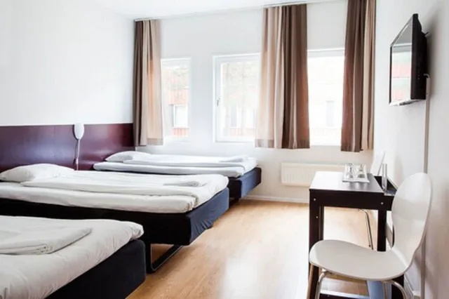 غرفة رباعية بسرير مزدوج وسريرين منفصلين، Dialog Hotel Kungens Kurva 1/3