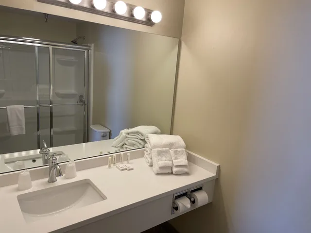 غرفة قياسية بسرير كينج بإطلالة جزئية على البحر، Hampton House Hotel 6/9