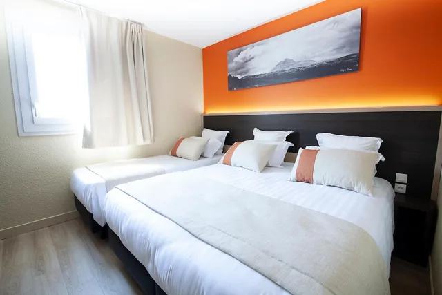 غرفة ثلاثية بسرير كوين، Comfort Hotel Clermont Saint-Jacques 2/9