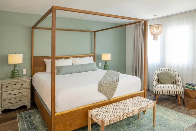 Courtyard, King Bed، Cardiff by the Sea Lodge 1/1