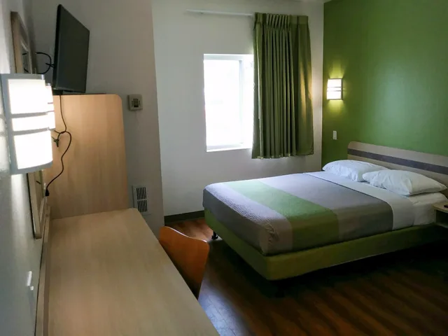 Standard, Queen Bed, Motel6 Brownsville, TX 4/8