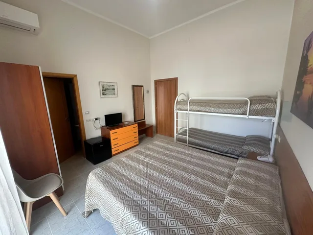 غرفة رباعية، Hotel Germania 8/8